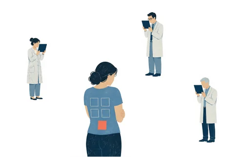 Varios médicos revisando informes distintos