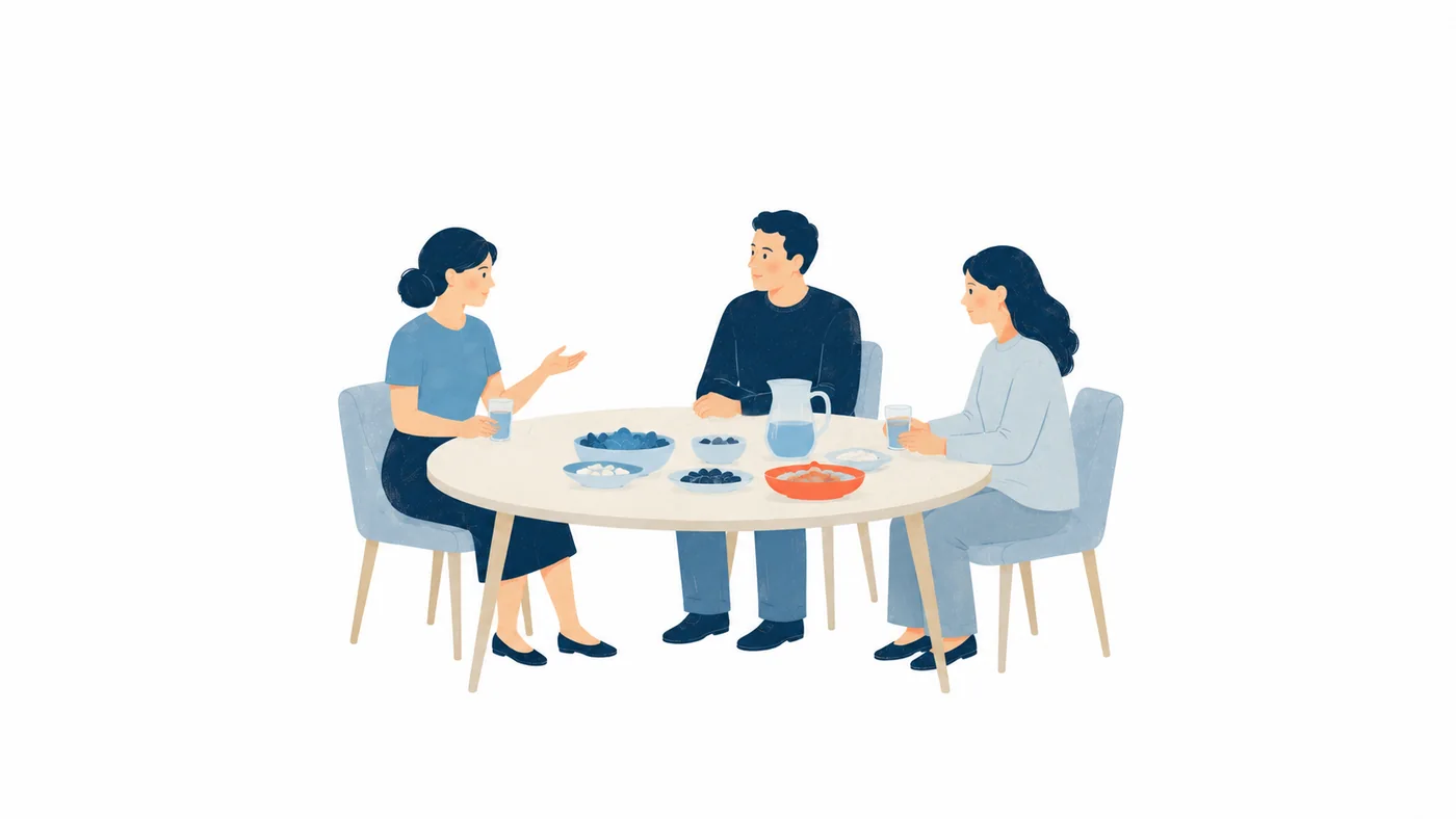 Tres personas compartiendo una comida en la mesa